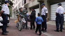 Francouz�tí policisté zasahují proti Rom�m, kte�í se zabydleli na pa�í�ském...
