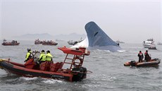 Potápějící se korejský trajekt Sewol (16. dubna 2014)