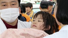 Korejské dít zachránné z trajektu Sewol (16. dubna 2014)