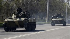 Ruská bojová technika nedaleko Kramatorska na východě Ukrajiny (16. dubna 2014)