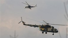 Ukrajinské vrtulníky nad leti�t�m v Kramatorsku   (16. dubna 2014)