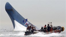 Záchranáři u potopeného trajektu Sewol (17. dubna 2014)