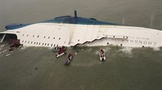 Korejští záchranáři u vraku trajektu Sewol (17.dubna 2014)
