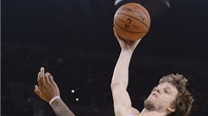 Jan Veselý z Denveru se sna�í zakon�it v duelu s Golden State.