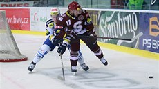 O puk se p�etla�ují brn�nský Jan Ká�a a Jaroslav Hlinka ze Sparty.