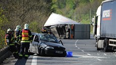 Mezi ústeckou �ástí Va�ov a Dolními Zálezly se srazily dva kamiony a osobní...