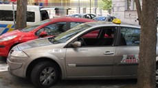 Vozidlo Renault s rozbitým boním okénkem jednoho ze zastelených taxiká...