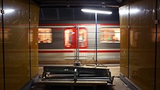Stanicí metra Národní tída soupravy dva roky pouze projídjí (16.4.2014)
