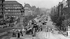 1930: Sochu sv. Václava na Václavském náměstí objíždějí z obou stran tramvaje