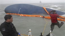 Jihokorejtí záchranái se pokouí najít cestující z potopeného trajektu Sewol...