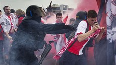 Slávistití fanouci na echov most pi pochodu na praskou Letnou na derby...