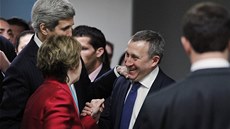 Ukrajinský ministr zahraničí Andrij Deščycja při rozpravě s Kerrym a Ashtonovou