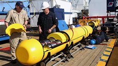 Technici kontrolují stav podmoského plavidla Bluefin-21 pedtím, ne bude...