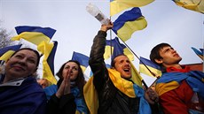 Prokyjev�tí demonstranti mávají ukrajinskými vlajkami na shromá�d�ní ve...