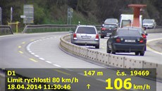 St�íbrný Volkswagen jede 106 km/h na zú�ení na D1, kde je povolená osmdesátka....