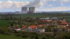 Obec Temelín se stejnojmennou jadernou elektrárnou v sousedství.