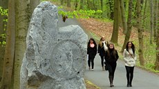 Kadý ze skoro dvoumetrových menhir symbolizuje jednu bolest moderního lovka.