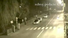 Opilý vyskoil na vozidlo 