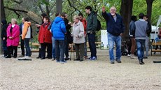 Úastníci Mezigeneraním odpoledni si spolu zahráli pétanque.