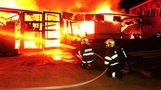 Poár skladovací haly v Olomouci-Chválkovicích. (18. dubna 2014)