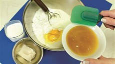 Sypké přísady (mouka, soda, cukr) promíchejte, přidejte vejce, tekutý med,...