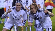 Gareth Bale (vlevo) a Luka Madri slaví triumf Realu Madrid v Královském poháru.