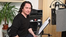 Sa�a Ra�ilov p�i práci na audioknize