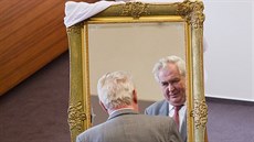 Prezident Milo Zeman dostal na návtv Hradce Králové zrcadlo ve zlaceném...