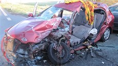 Vá�ná nehoda osobního vozu s autobusem v �astolovicích na Rychnovsku, do které...