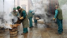 Smolení sud� v Plze�ském Prazdroji.