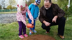 Semínko nové kolky zasadily dti spolu se starostou Lumírem Aschenbrennerem v dubnu. Te u budova stojí a v záí pijme první dti.