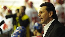 Kouč hokejové reprezentace Vladimír Růžička udílí pokyny v duelu s Dánskem.