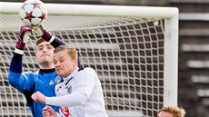 Tento souboj s branká�em �i�kova Tomá�em Holým hradecký obránce Juraj Kri�ko...
