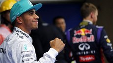 Lewis Hamilton ze stáje Mercedes se raduje z vítězství v kvalifikaci na Velkou...