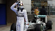 Lewis Hamilton po vítzné kvaifikaci na Velkou cenu íny formule 1.