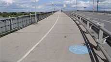 Výborná cyklistická infrastruktura je i ve Vídni. Tohle je cyklostezka na most...