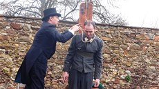 �ibeni�ní prkno na Chebském hrad� je spí�e trámem, vysokým p�ibli�n� t�i a p�l