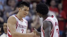 Jeremy Lin (vlevo) a Patrick Beverley z Houstonu slaví ko.