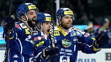 Hokejisté Komety Brno slaví gól.