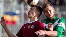 Patrik Schick (vlevo) ze Sparty hlavi�kuje p�ed jabloneckým Markem Kyselou.