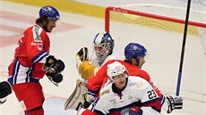 Čeští hokejisté Tomáš Filippi a Martin Zaťovič se tlačí k norské brance.