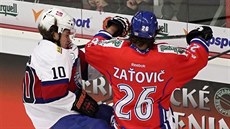 Český hokejista Martin Zaťovič v souboji s norským protivníkem Mattiasem