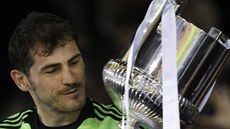 Iker Casillas z Realu Madrid s trofejí pro vítze panlského poháru.