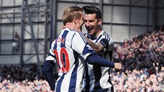 DOBRÁ PRÁCE. Liam Ridgewell (vpravo) z West Bromwiche gratuluje eskému...