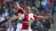 Slávistický obránce Fernando Neves (vpravo) si chrání mí� p�ed dotírajícím...