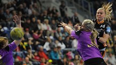 Mostecká házenkáka Petra Rková útoí v duelu proti Partizánskému.