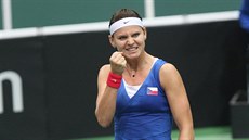 GESTO VÍTZSTVÍ. Lucie afáová slaví první bod v semifinále Fed Cupu proti...