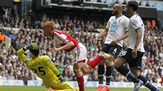 Steve Sidwell (druhý zleva) z Fulhamu posílá mí do sít Tottenhamu.