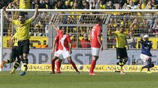 Oliver Kirch (druhý zprava) slaví trefu Dortmundu proti Mohui.