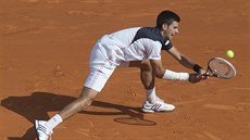 Srbský tenista Novak Djokovi bhem semifinále na turnaji v Monte Carlu proti...